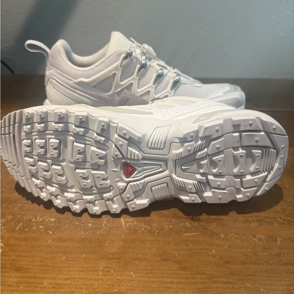 Salomon White Athletic Shoes Modern Design - Picture 6 of 7